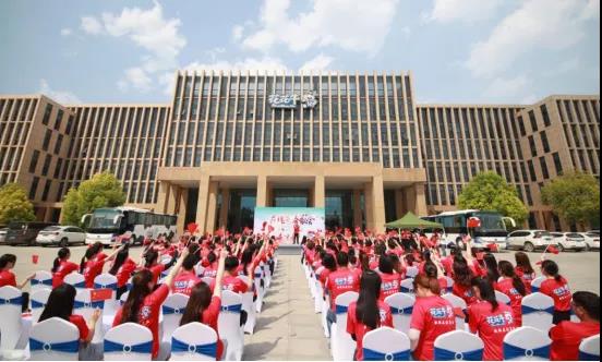 做白色的牛奶，創(chuàng)紅色的企業(yè)，花花牛乳業(yè)集團青春歌會慶祝建黨100周年