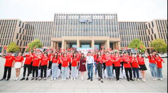 做白色的牛奶，創(chuàng)紅色的企業(yè)，花花牛乳業(yè)集團青春歌會慶祝建黨100周年