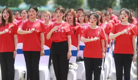 做白色的牛奶，創(chuàng)紅色的企業(yè)，花花牛乳業(yè)集團青春歌會慶祝建黨100周年