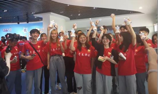 做白色的牛奶，創(chuàng)紅色的企業(yè)，花花牛乳業(yè)集團青春歌會慶祝建黨100周年