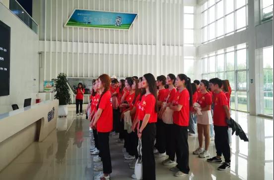 做白色的牛奶，創(chuàng)紅色的企業(yè)，花花牛乳業(yè)集團青春歌會慶祝建黨100周年