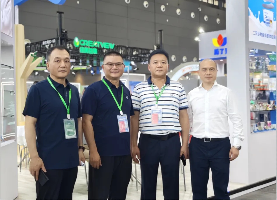 花花牛乳業(yè)集團(tuán)黨委書記、董事長(zhǎng)唐洪峰一行參加中國(guó)乳制品工業(yè)協(xié)會(huì)第三十次年會(huì)暨2024中國(guó)（國(guó)際）乳業(yè)技術(shù)博覽會(huì)