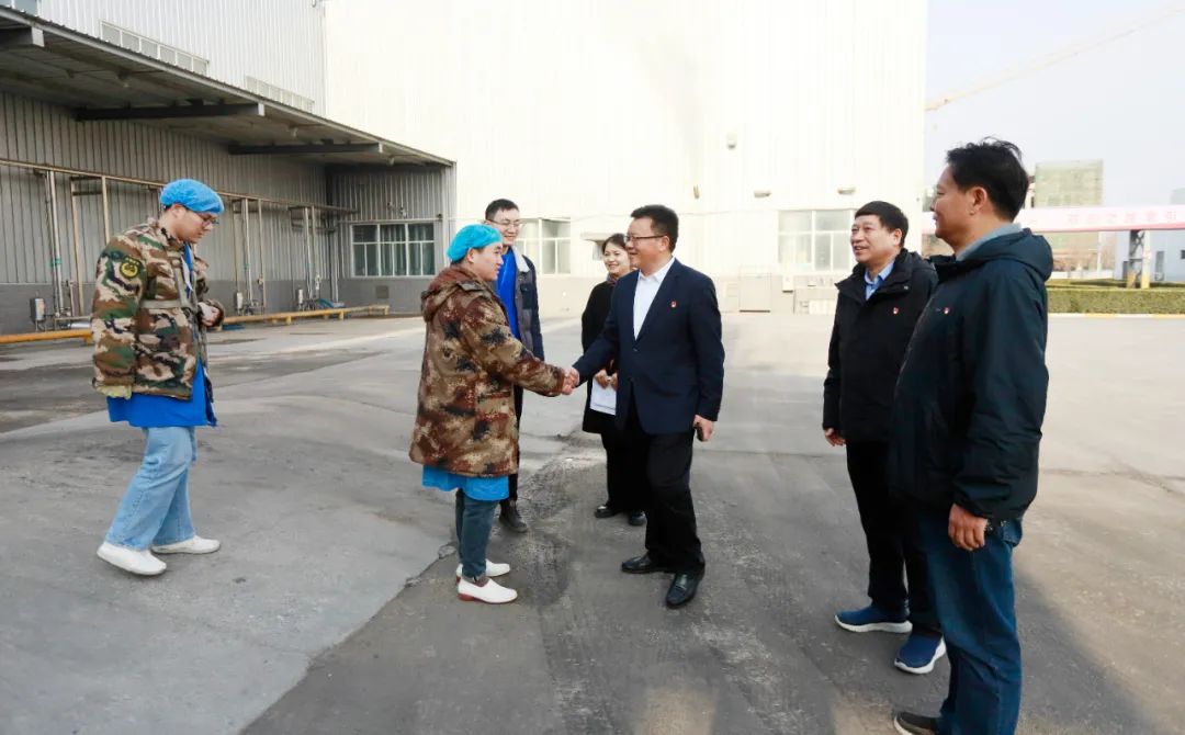 新春慰問(wèn)送關(guān)懷——集團(tuán)黨委書(shū)記、董事長(zhǎng)慰問(wèn)春節(jié)期間堅(jiān)守崗位的一線職工