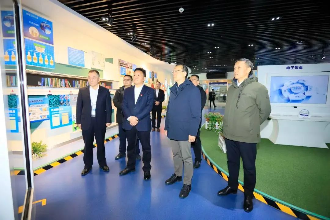 省政府國資委黨委書記、主任李濤一行到花花牛乳業(yè)集團(tuán)調(diào)研