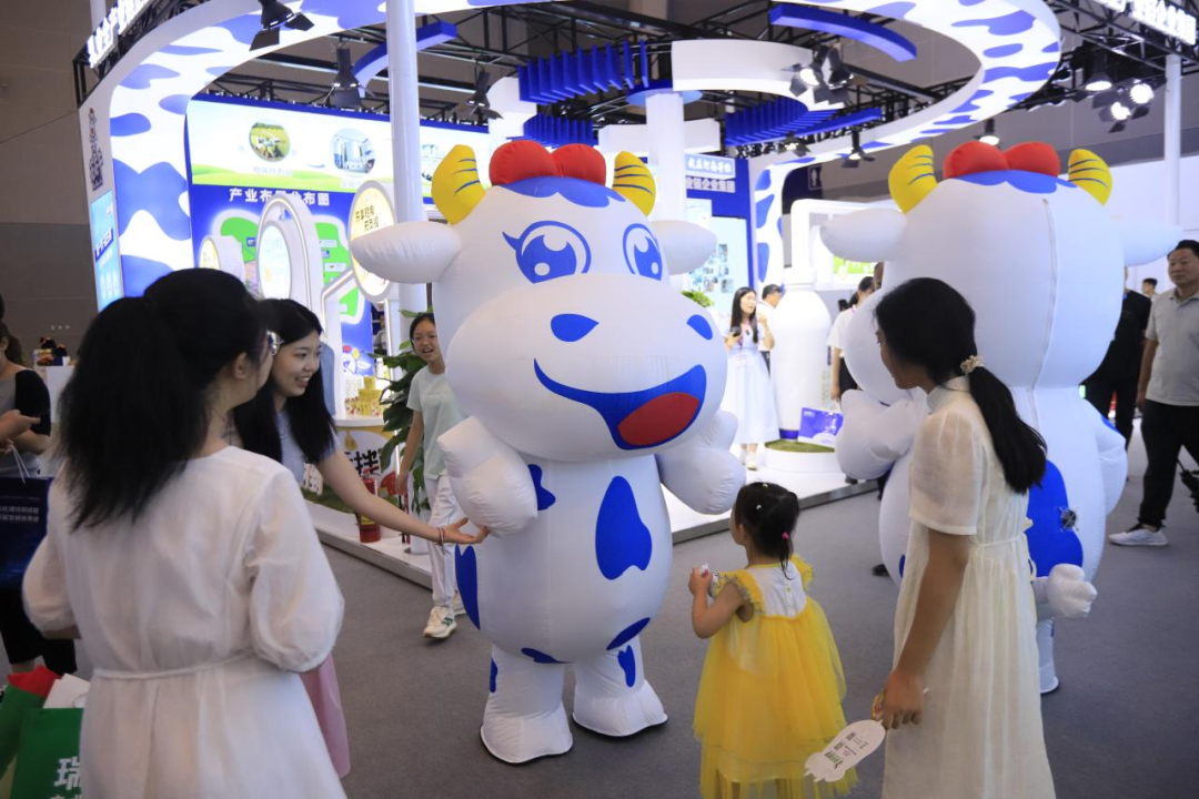 啟航新征程 點亮新賽道丨花花牛乳業(yè)集團參加第十四屆中國奶業(yè)大會暨D20峰會，榮獲“中國乳制品生產(chǎn)企業(yè)現(xiàn)代化等級5A級”評定殊榮