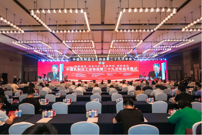 參觀拓思路 交流促發(fā)展 | 集團(tuán)領(lǐng)導(dǎo)參加中乳協(xié)第二十九次年會(huì)暨中國(guó)（國(guó)際）乳業(yè)技術(shù)博覽會(huì)并到江西陽(yáng)光乳業(yè)參觀座談