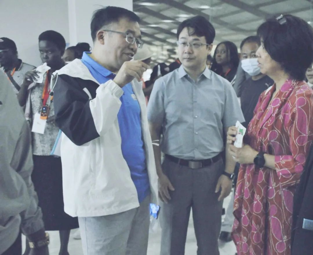 北京大學(xué)南南合作與發(fā)展學(xué)院教授、全球伙伴關(guān)系主任周詠梅一行蒞臨花花牛平輿瑞亞牧業(yè)參觀調(diào)研