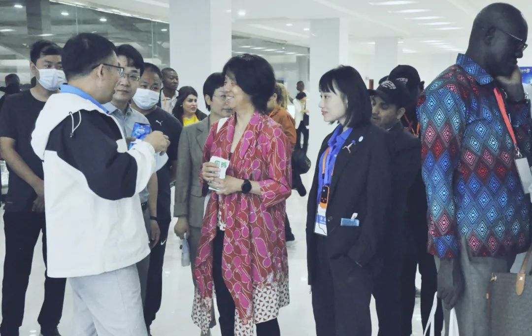 北京大學(xué)南南合作與發(fā)展學(xué)院教授、全球伙伴關(guān)系主任周詠梅一行蒞臨花花牛平輿瑞亞牧業(yè)參觀調(diào)研