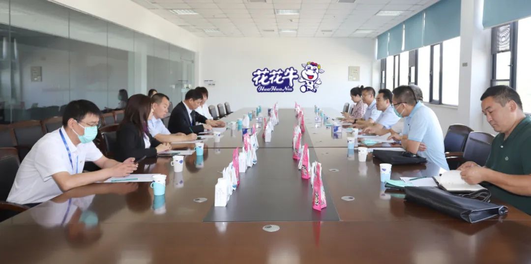 快訊 | 鄭州創(chuàng)建國家食品安全示范城市暨2022食安鄭州生產(chǎn)企業(yè)開放日·探秘花花牛透明工廠活動(dòng)舉行 快訊 | 鄭州創(chuàng)建國家食品安全示范城市暨2022食安鄭州生產(chǎn)企業(yè)開放日·探秘花花牛透明工廠活動(dòng)舉行