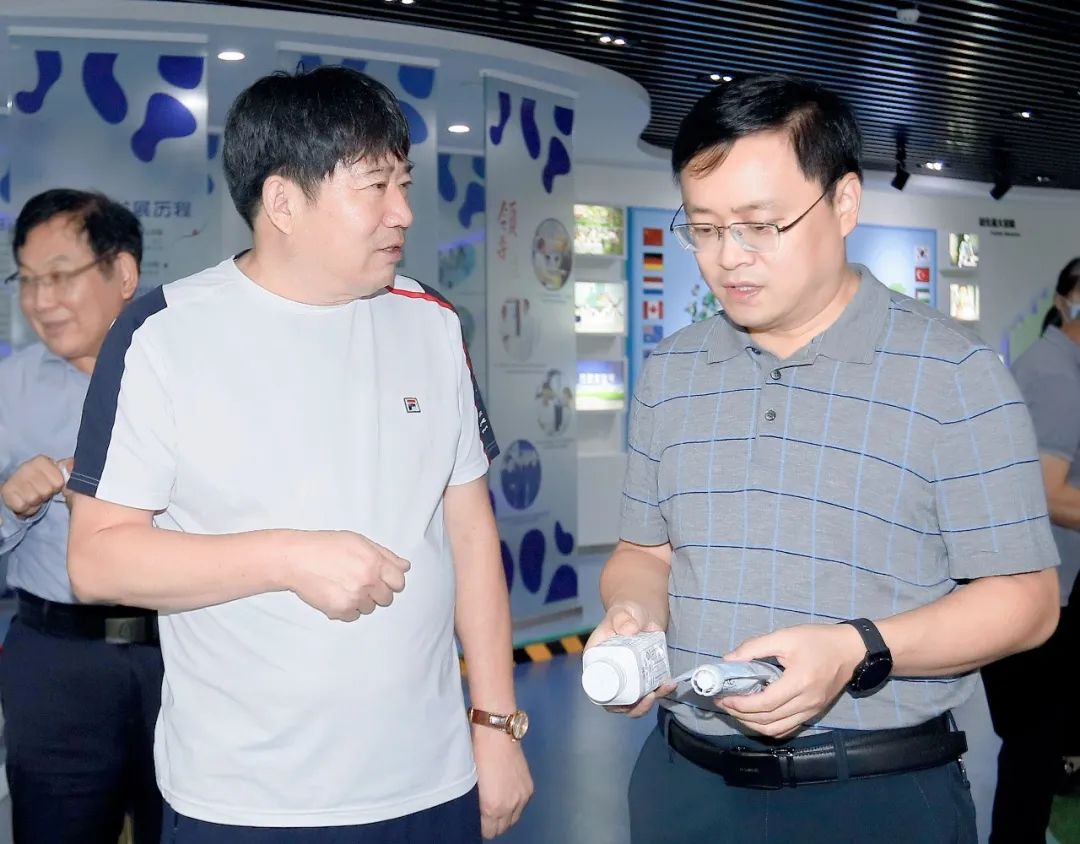 快訊|社旗縣人民政府縣長關(guān)文波一行蒞臨花花牛乳業(yè)集團(tuán)參觀考察 快訊|社旗縣人民政府縣長關(guān)文波一行蒞臨花花牛乳業(yè)集團(tuán)參觀考察