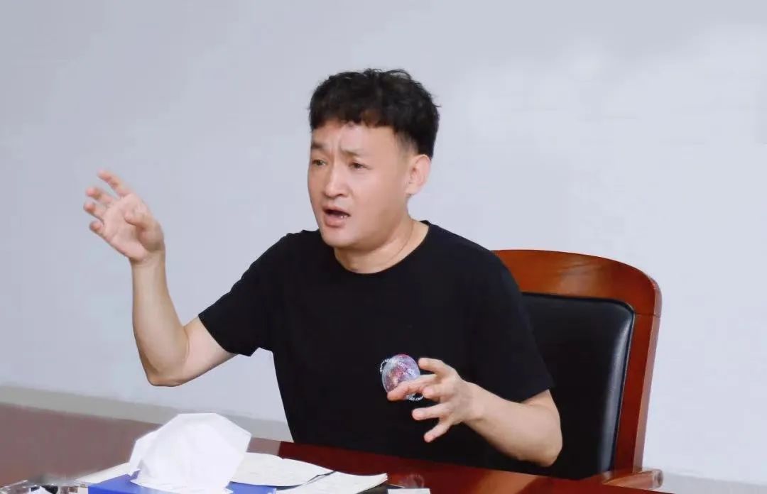 勇?lián)姑な卣齽?chuàng)新｜花花牛乳業(yè)集團(tuán)召開營銷、養(yǎng)殖及飼料月度經(jīng)營工作會(huì)議