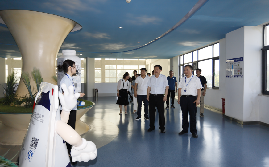 快訊|鄭州市二七區(qū)委副書記、區(qū)長(zhǎng)虎榮鑫蒞臨河南花花牛乳業(yè)集團(tuán)調(diào)研