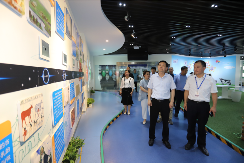 快訊|鄭州市二七區(qū)委副書記、區(qū)長(zhǎng)虎榮鑫蒞臨河南花花牛乳業(yè)集團(tuán)調(diào)研