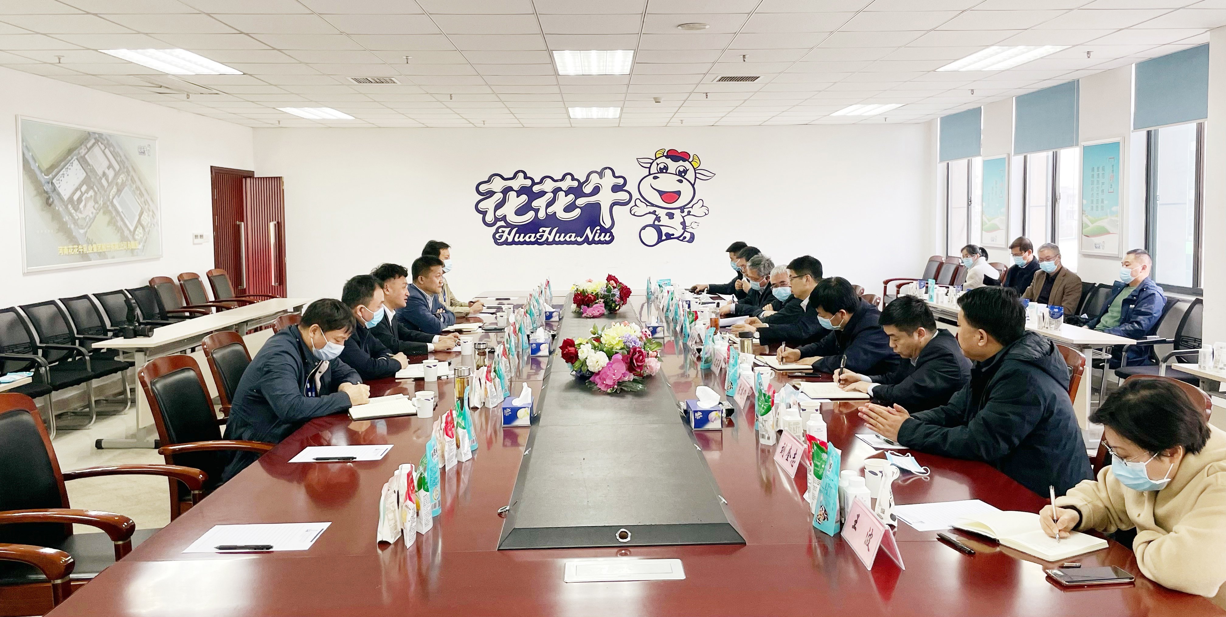 河南省委常委、副省長費東斌蒞臨 花花牛乳業(yè)集團調研