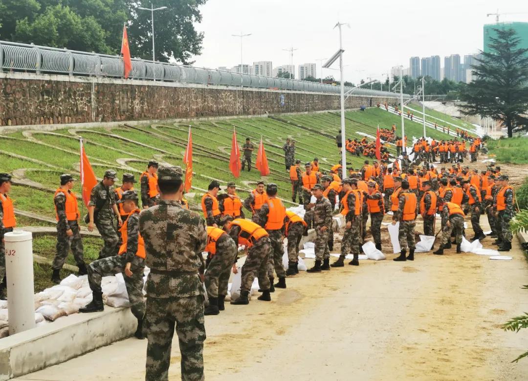 大雨無情人有情！花花牛乳業(yè)慰問常莊水庫抗洪搶險官兵