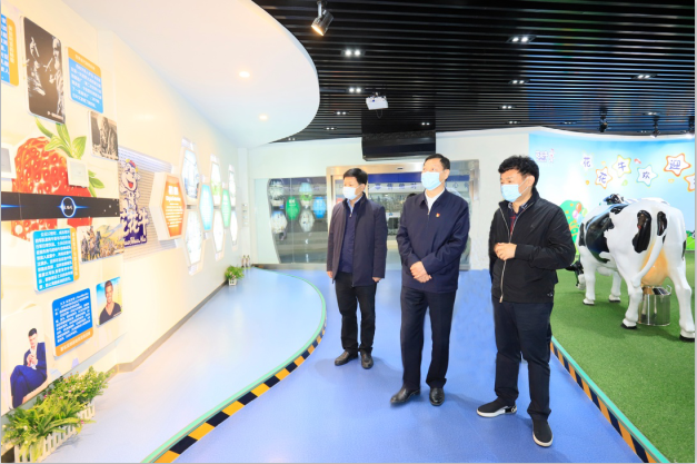 河南省委農(nóng)辦主任、農(nóng)業(yè)農(nóng)村廳廳長申延平一行調(diào)研河南花花牛乳業(yè)集團(tuán)
