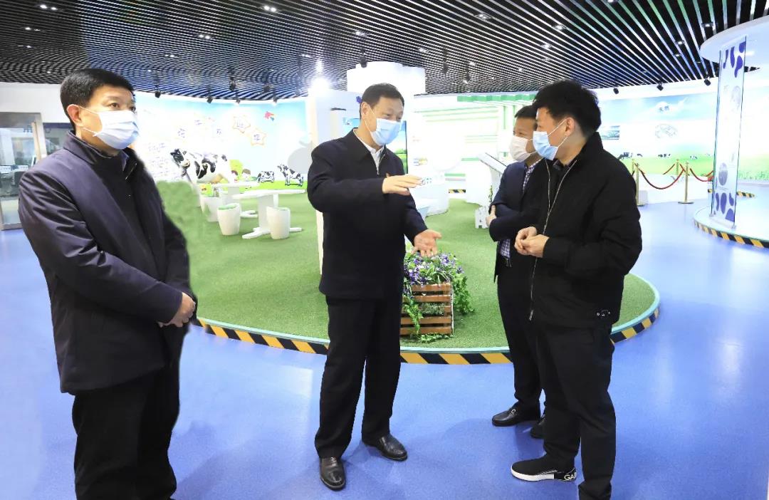河南省委農(nóng)辦主任、農(nóng)業(yè)農(nóng)村廳廳長申延平一行調(diào)研河南花花牛乳業(yè)集團(tuán)