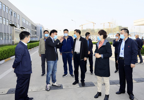 鄭州市人大副主任孫黎、市政府副市長(zhǎng)李喜安一行 蒞臨花花牛開展“三送一強(qiáng)”活動(dòng)