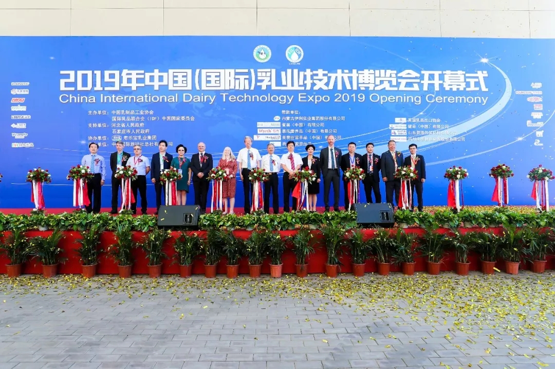中國乳制品工業(yè)協(xié)會第二十五次年會召開！花花?？偛枚T峰獲“振興乳業(yè)領(lǐng)軍人”榮譽稱號