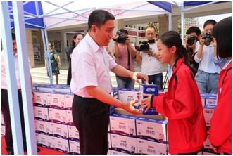 “健康中原，牛奶伴您行——花花牛乳業(yè)集團(tuán)2018中國(guó)小康牛奶行動(dòng)” 公益助學(xué)啟動(dòng)儀式隆重舉行