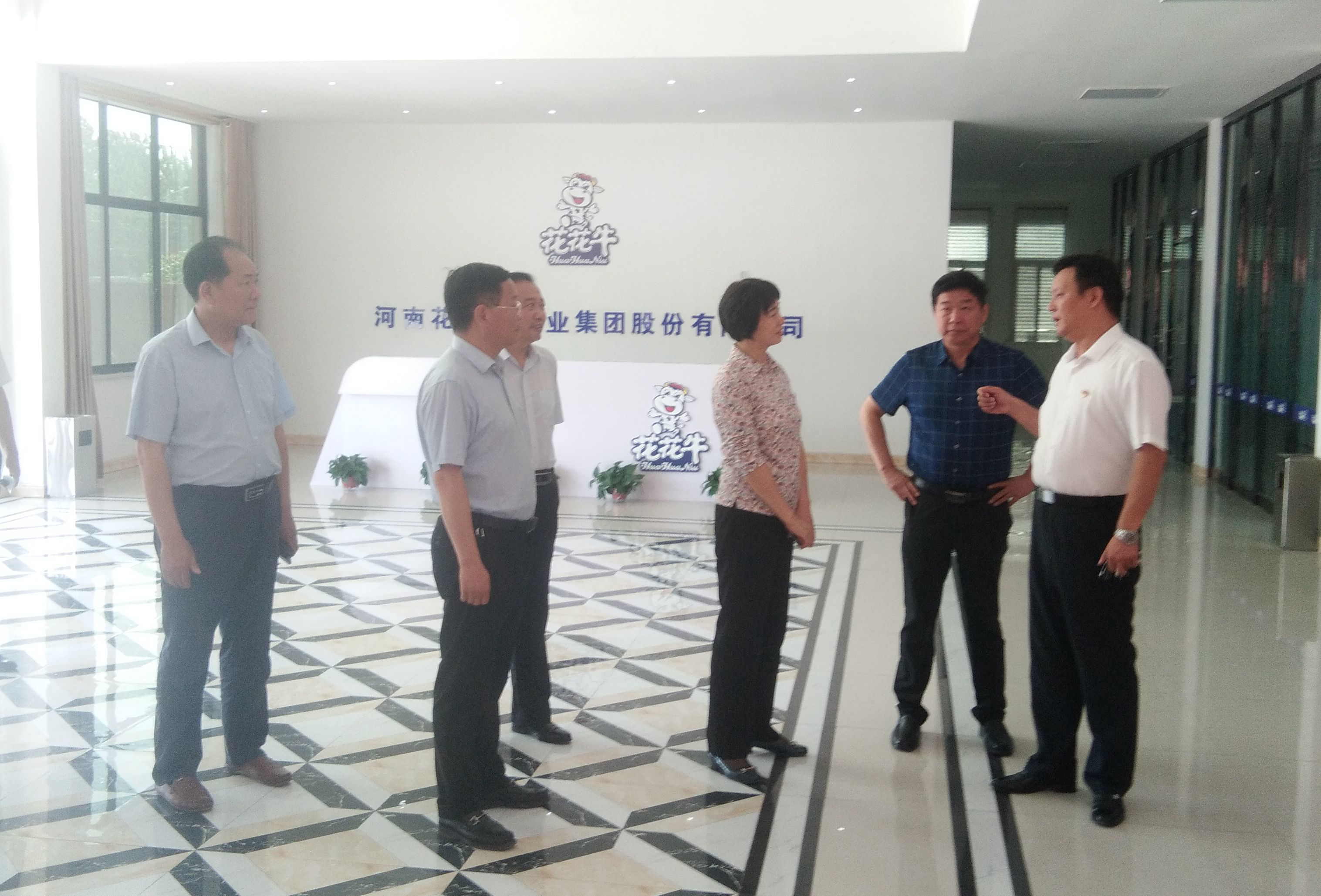 駐馬店市委常委、統(tǒng)戰(zhàn)部長(zhǎng)姚新文 蒞臨花花牛乳業(yè)集團(tuán)總部調(diào)研