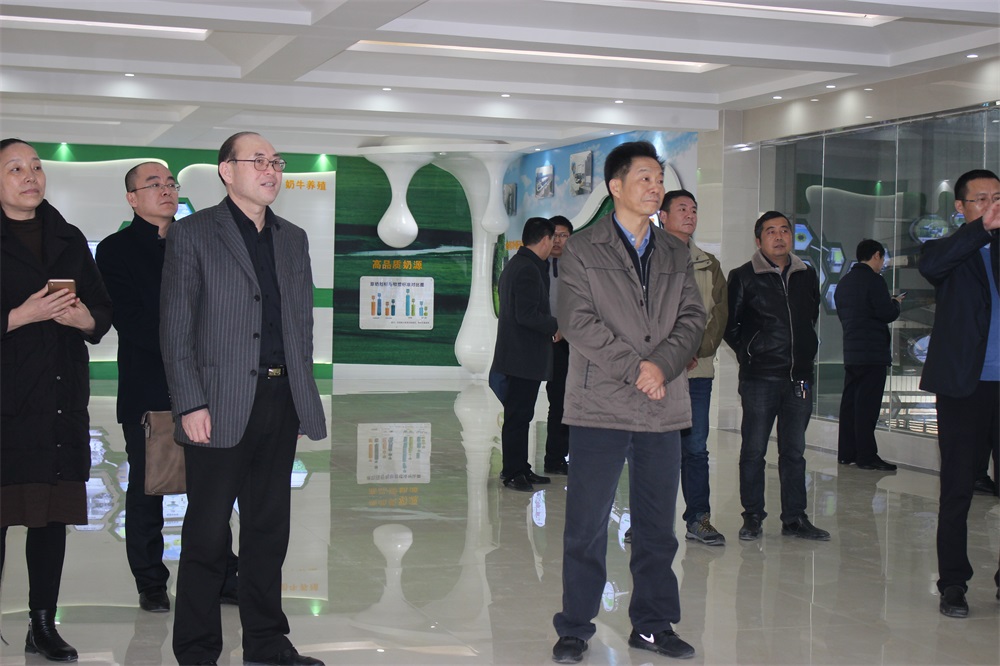 河南省財(cái)政廳副廳長龐學(xué)孟一行蒞臨花花牛集團(tuán)養(yǎng)殖事業(yè)部魯山瑞亞牧業(yè)有限公司調(diào)研