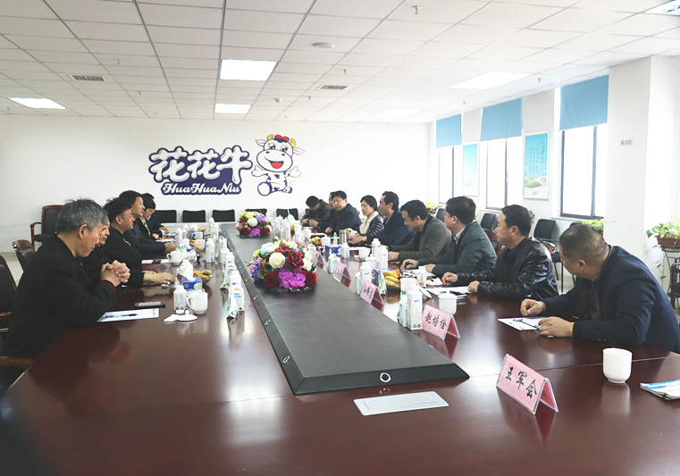 封丘縣縣長(zhǎng)王獻(xiàn)臣一行蒞臨 花花牛集團(tuán)養(yǎng)殖、乳品事業(yè)部參觀調(diào)研