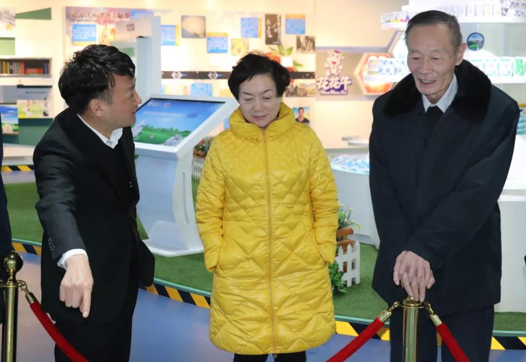 中國奶業(yè)協(xié)會(huì)高鴻賓會(huì)長(zhǎng)蒞臨花花牛指導(dǎo)工作