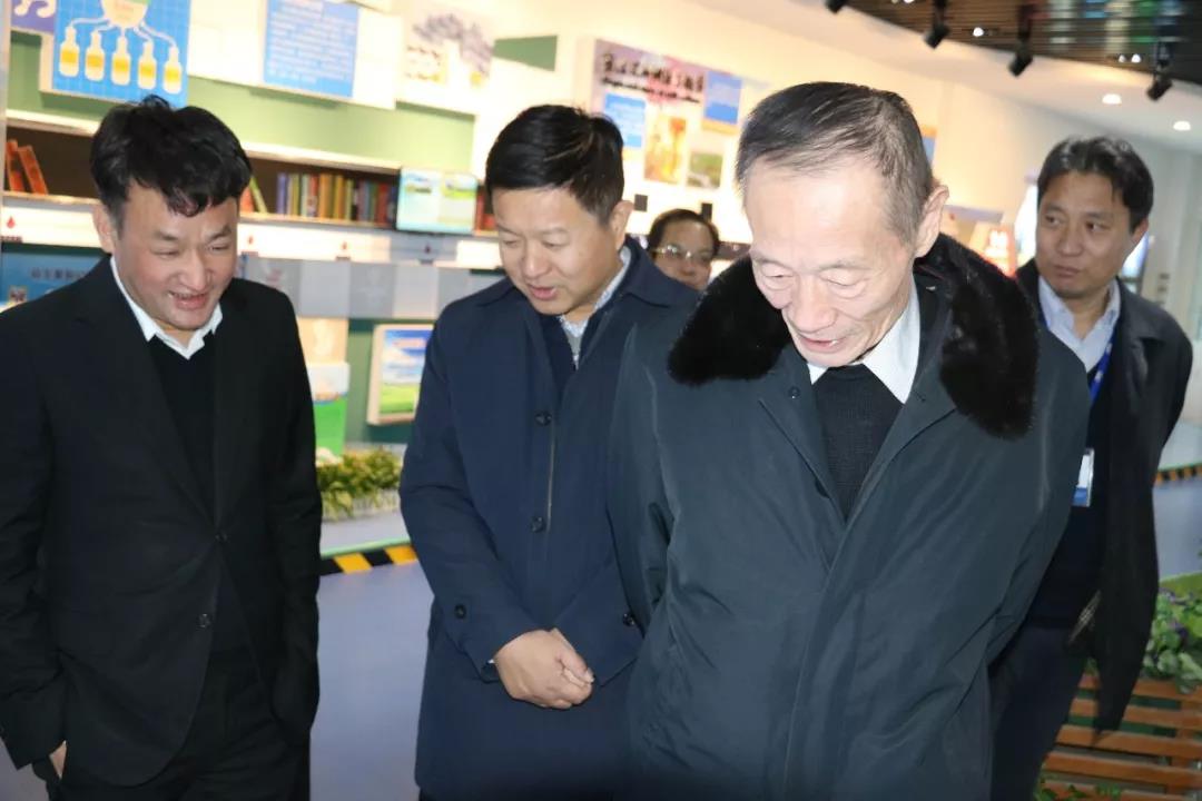 中國奶業(yè)協(xié)會(huì)高鴻賓會(huì)長(zhǎng)蒞臨花花牛指導(dǎo)工作