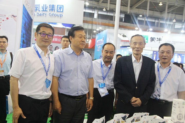花花牛亮相第八屆中國奶業(yè)大會，又獲農(nóng)業(yè)部長一聲贊！
