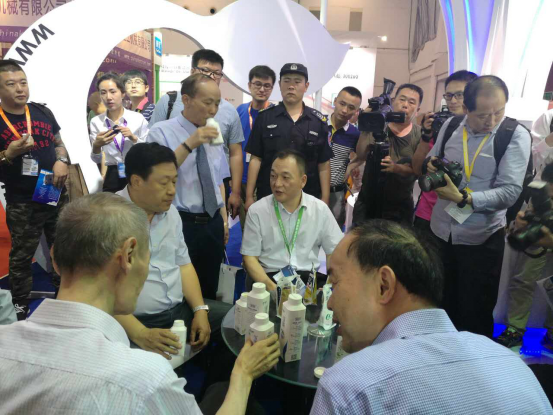 花花牛牛氣沖天！農(nóng)業(yè)部長品嘗“領暢”點贊，又獲國際奶業(yè)平臺青睞