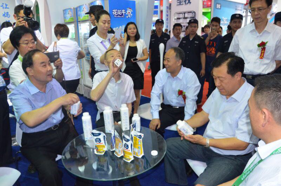 花花牛牛氣沖天！農(nóng)業(yè)部長品嘗“領暢”點贊，又獲國際奶業(yè)平臺青睞