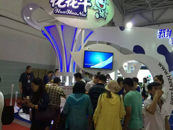 花花牛牛氣沖天！農(nóng)業(yè)部長品嘗“領暢”點贊，又獲國際奶業(yè)平臺青睞