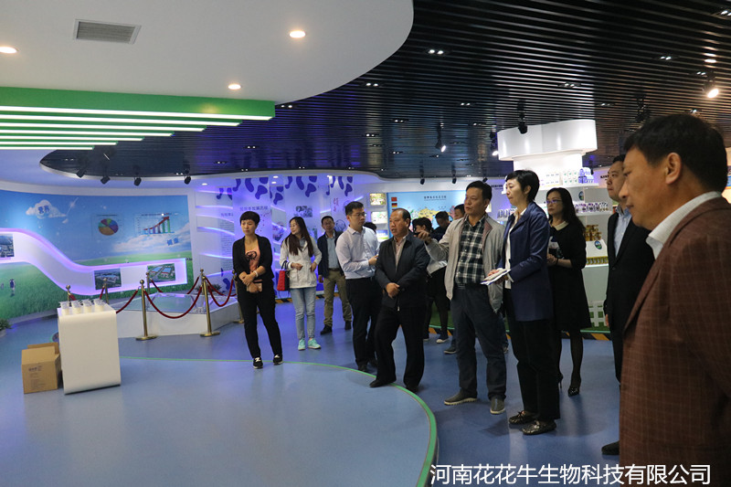 鄭州市二七區(qū)區(qū)委、統(tǒng)戰(zhàn)部部長王玉紅蒞臨花花牛生物科技有限公司參觀指導(dǎo)