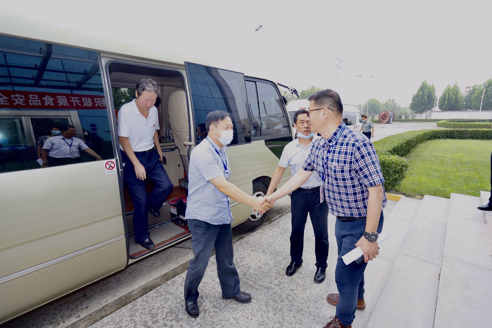 快訊|鄭州市人大代表蒞臨河南花花牛乳業(yè)集團參觀調(diào)研 快訊|鄭州市人大代表蒞臨河南花花牛乳業(yè)集團參觀調(diào)研