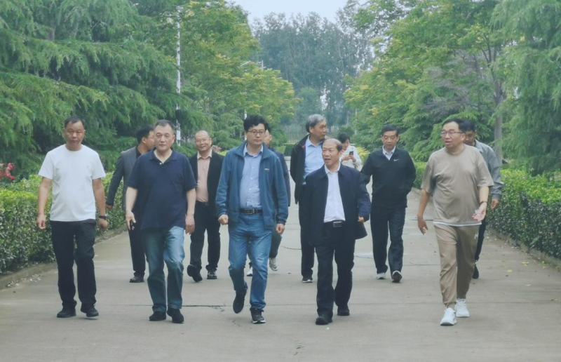 花花牛丨河南農(nóng)業(yè)大學(xué)黨委副書記、校長介曉磊一行蒞臨花花牛河南瑞亞參觀調(diào)研