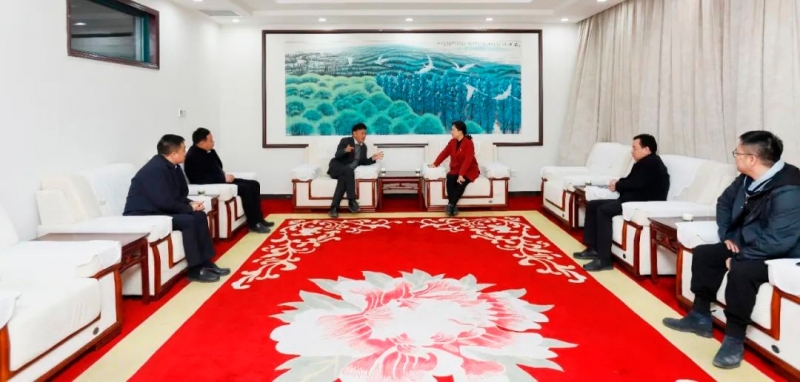 發(fā)揮產(chǎn)業(yè)優(yōu)勢(shì) 助力鄉(xiāng)村振興 | 民權(quán)縣委副書(shū)記、縣長(zhǎng)王靜嫻會(huì)見(jiàn)關(guān)曉彥董事長(zhǎng)一行