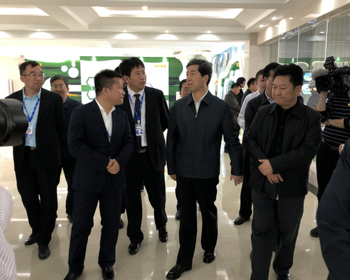 河南省委副書(shū)記、省長(zhǎng)陳潤(rùn)兒一行蒞臨 花花牛集團(tuán)魯山瑞亞牧業(yè)有限公司視察調(diào)研