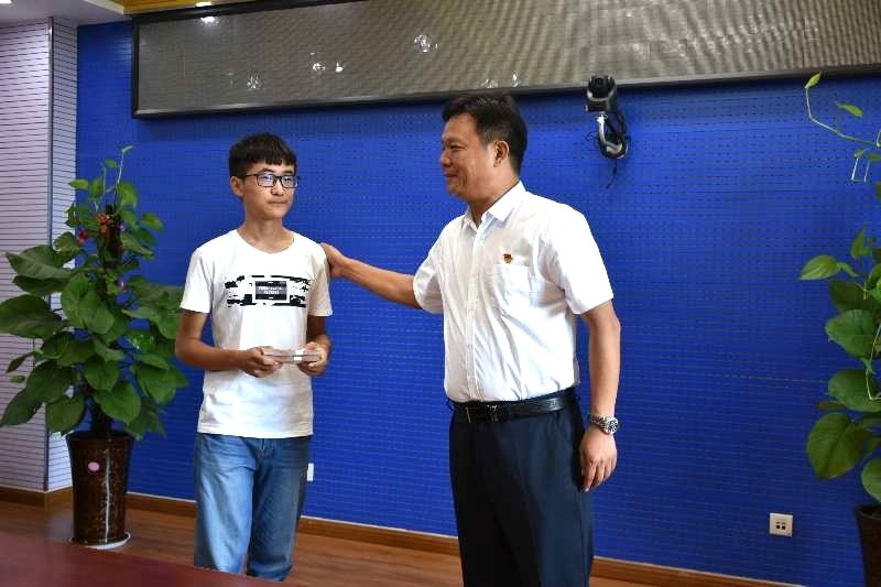 花花牛濟困解難，助力學(xué)子圓夢香江