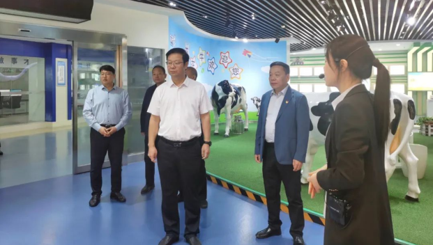 鄭州市人民檢察院黨組書記、代檢察長張道偉一行蒞臨河南花花牛乳業(yè)集團參觀調研