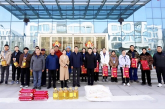 新春佳節(jié)暖人心 堅(jiān)守一線顯擔(dān)當(dāng) ——河南農(nóng)業(yè)投資集團(tuán)黨委委員、副總經(jīng)理兼花花牛乳業(yè)集團(tuán)黨委書記、董事長(zhǎng)張峰慰問花花牛乳業(yè)在崗員工